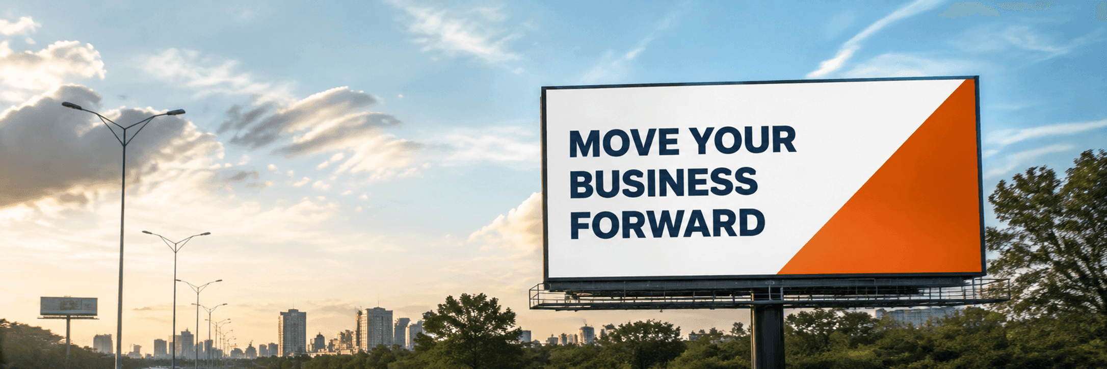 Billboard z prostym projektem reklamowym przy ruchliwej drodze, widok z perspektywy kierowcy.