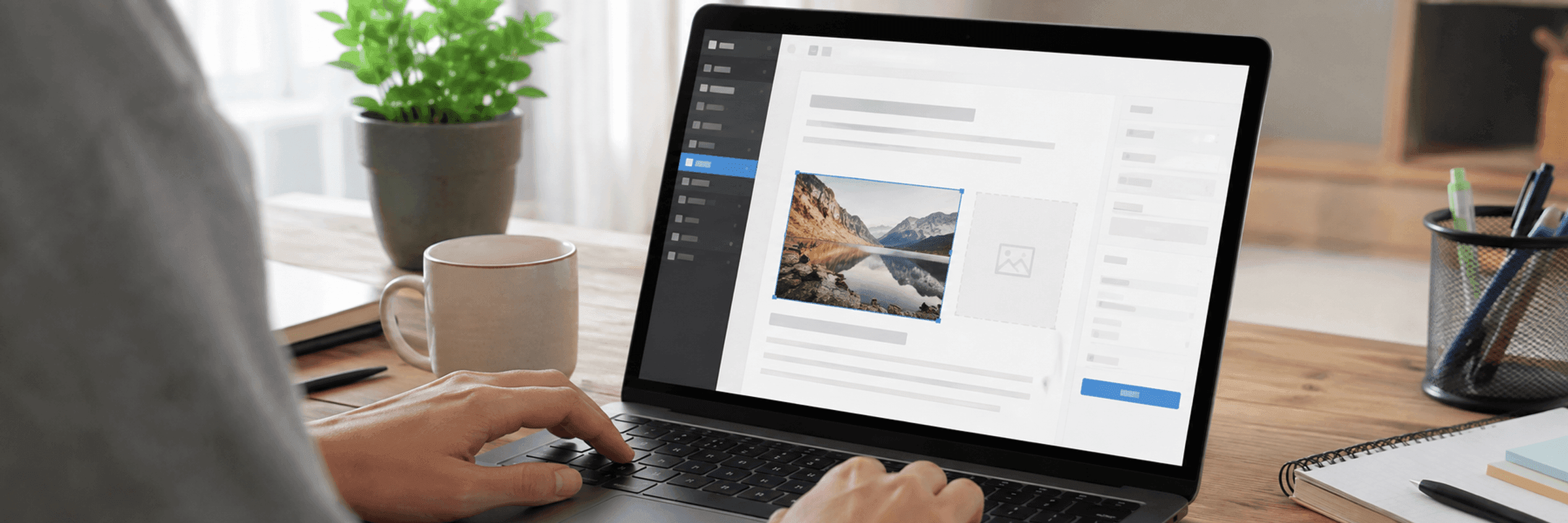 Laptop z panelem edycji WordPressa, zaznaczone zdjęcie gór w trakcie zmiany rozmiaru w bloku treści